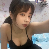 8000  嬌小可愛的女生 光滑的肌膚