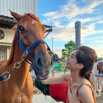 今天跑去面試一個新妹妹 她的工作竟然是馬術師