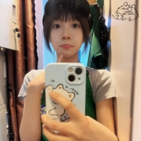 7k  尺度超大的小騷妹，妹妹打工中最近缺錢 求哥哥幫忙