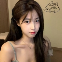 8k  愛穿性感的吊帶背心 露出骨感的小鎖骨和胸部的乳溝