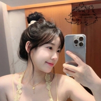 8k  年紀輕輕的  卻擁有著一股不同凡響的性感氣質