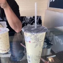 熱熱熱🥵  還是坐着喝東西舒服