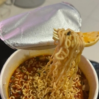 已經吃了兩天泡麵了  有沒有狼友來精準扶貧一下？